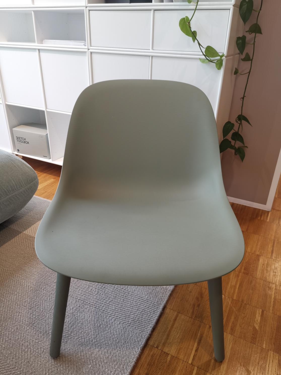 Fiber Lounge Chair Wood Base DUSTY GREEN Stuhl Muuto AUSSTELLUNGSSTÜCK